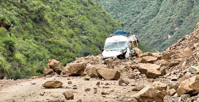 12 pasajeros salvan sus vidas de milagro tras quedar atrapados en derrumbe 